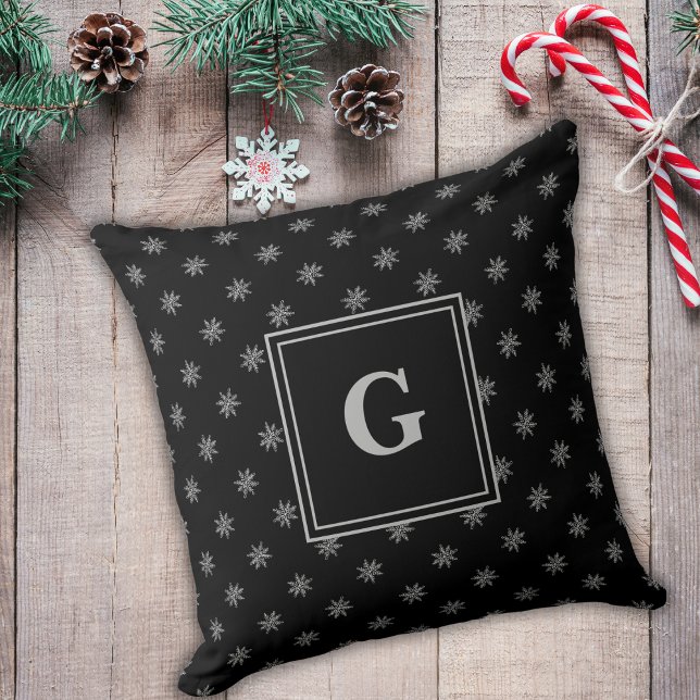 Elegante Chalk White Snowflakes Monogram Black Kissen (Von Creator hochgeladen)