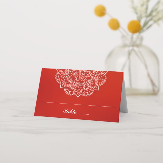 Elegante Crimson und White Paisley Indian Wedding Platzkarte (Vorderseite)