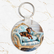 Elegante Dackel auf Luxus-Sessel Mit Monogramm