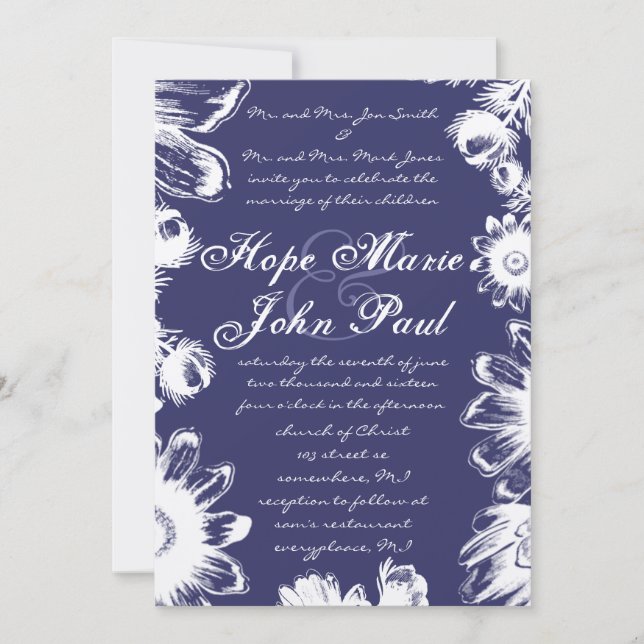 Elegante Dark Grape Eggplant Blumenhochzeit Einladung (Vorderseite)