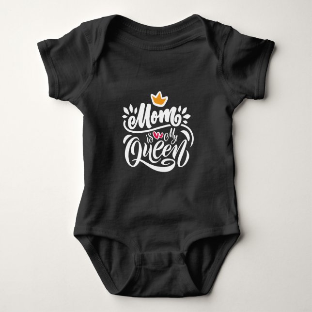Elegante Design Typografie Mama ist meine Königin Baby Strampler (Vorderseite)