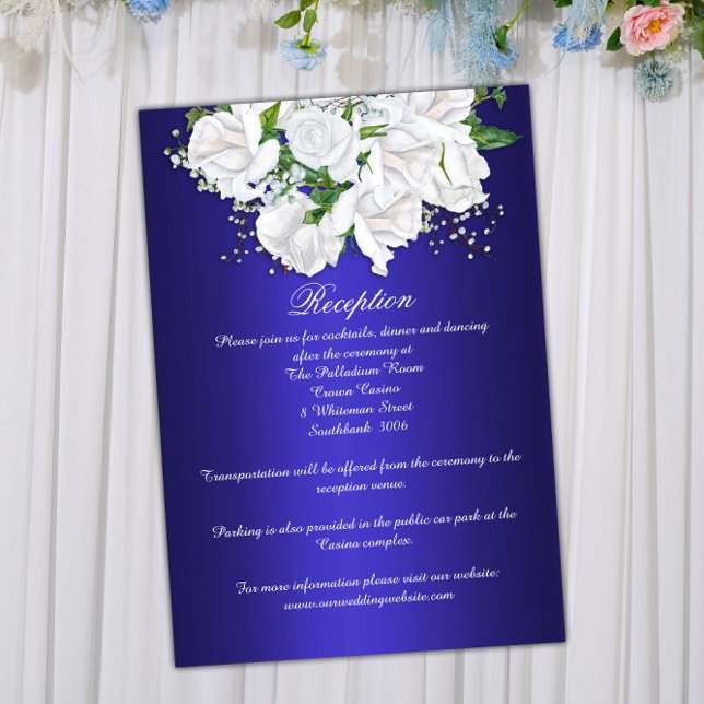Elegante, dunkelblaue, weiße Rosen Hochzeitsempfeh Begleitkarte (Von Creator hochgeladen)