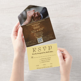 Elegante dunkelbraune Textur mit goldenen Akzenten All In One Einladung