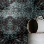 Elegante, dunkelgraue blaue, faszinierende Wirbel  Fliese<br><div class="desc">Diese Keramik besticht durch ein kompliziertes Design, das sofort das Auge zeichne. Die Kachel ist mit kreisförmigen Motiven geschmückt, die jeweils aus zarten Wirbel und Schleifen bestehen und einen Effekt erzeugen, der an verzierte Mandalase erinnert. Die Grundfarbe der Kachel ist dunkelgrau, was als Leinwand dient und die leichteren ätherischen Konturen...</div>