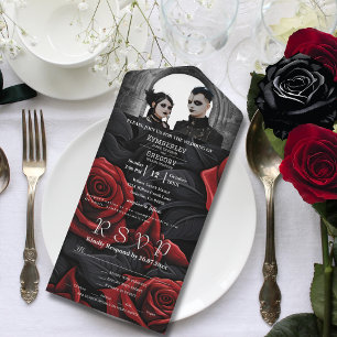 Elegante dunkelrote gotische Rose auf Black One Fo All In One Einladung