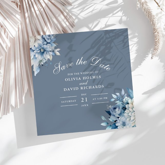 Elegante Dusty Blue Wildblumen Save the Date Karte (Boho Floral Pampas Grass Wedding Save the Date on a sunny white table.)
