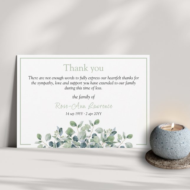 Elegante, einfache Eukalyptus-grüne Beileid Beerdi Dankeskarte (Funeral thank you card from family with floral botanical details and color frame, eucalyptus)