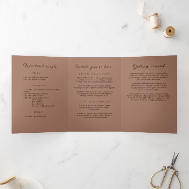 Elegante einfache Mocha-Mousse mit Monogram-Hochze Dreifach-gefaltete Programmkarte (Innenseite)