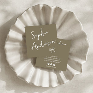 Elegante erdige Olive-Script-Schleife Quadratische Visitenkarte