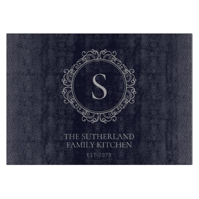 Elegante Familienname Monogram Navy Schneidebrett (Vorderseite)