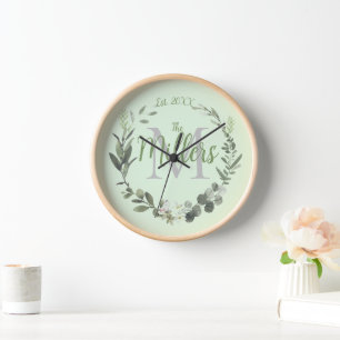 Elegante Familienname Monogramm Laub Uhrenrund Uhr