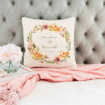 Elegante farbenfrohe Blumenbezeichnungen für Hochz Kissen<br><div class="desc">Personalisiertes,  elegantes,  farbenfrohes,  florales Hochzeitskissen</div>