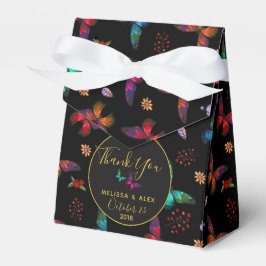 Elegante farbenfrohe Schmetterlinge auf der Schwar Geschenkschachtel