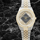 Elegante Feier zum Hochzeitstag Armbanduhr<br><div class="desc">Feiern Sie den 1. Hochzeitstag in Papierform und eine Liebe, die mit dieser stilvollen Uhr den Test der Zeit hält! Elegante Schwarz-Weiß-Schriften mit hexagonalen Konfetti auf einem gealterten Papierhintergrund verleihen diesem besondere Anlass und Meilenstein eine unvergessliche Touch. Personalisieren Sie die Namen und Daten der Ehe des Paares. Design © W.H....</div>