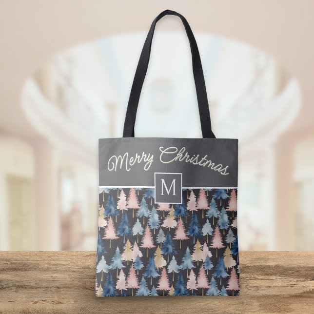 Elegante festliche Bäume Frohe Weihnachten Mit Mon Tasche (A festive tote with 'Merry Christmas', monogram, and pine trees pattern in a modern watercolor style)