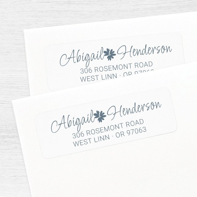 Elegante Floral Dusty Blue Daisy Rücksendeadresse (Modern minimalist return address label template with handdrawn name and dusty blue floral element.)