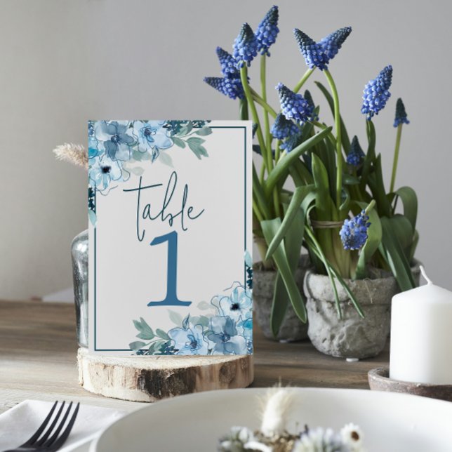 Elegante Floral Dusty Blue Wedding Tischnummer (Von Creator hochgeladen)