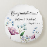 Elegante florale Hochzeit Soft Botanical Romance Rundes Kissen<br><div class="desc">Dieses elegante Design besticht durch eine anmutige Anordnung von handbemalten Blumenelementen in sanften Pastelltönen. Das Design zeigt zarte weiße Knospen, sanfte blaue Blüten und eine pulsierende magnolische Blume, alles Set vor einem weichen grauen Hintergrund. Die minimalistischen Blumenakzente verleihen dem Ganzen ein Gefühl zeitloser Schönheit und Romantik, perfekt für Paare, die...</div>
