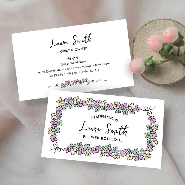 Elegante florale Moderne Hand gezeichnet Botanisch Visitenkarte (Feminine floral design business cards with hand drawn flower motifs and trendy script fonts)