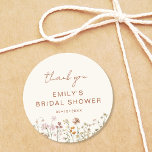 Elegante florale Wildblume Vielen Dank Brautparty Runder Aufkleber<br><div class="desc">Dankeschön an unsere Wildblume Dankeschön Brautparty in Bloom Classic Round Aufkleber. Diese charmanten Aufkleber zeichnen sich durch ein reizvolles Design in der Wildblume aus, das eine Touch von Naturschönheit in Ihr Brautparty einfängt - dank Dankeschön Noten oder Favoriten. Die klassische Rundform verleiht Vielseitigkeit und eignet sich somit perfekt für verschiedenste...</div>