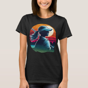 Elegante Frau Golfer Swing in der Dämmerung T-Shirt