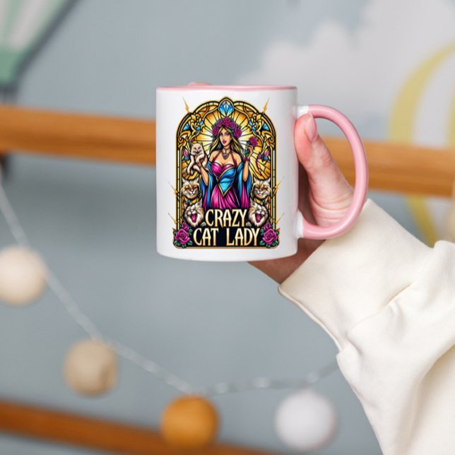 Elegante Frauen, die Kätzchen mit Katzen in der Um Tasse (Von Creator hochgeladen)