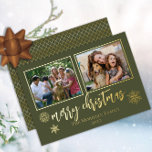 Elegante Frohe Weihnachtsschneeflocken 2 Foto Folien Feiertagskarte<br><div class="desc">Klassischer und eleganter 2-Foto-Goldfolienskript-Text "Frohe Weihnachten" mit Schneeflocken und Goldfolien-Bilderrahmen von Holiday Hearts Designs (Rechte vorbehalten). Die Rückseite weist ein diagonales Rastermuster in Imitat Gold auf. Fotos aus Platzhaltern mit freundlichen Grüßen.</div>