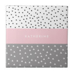 Elegante geometrische Dreiecke und Punkte in Grau  Fliese<br><div class="desc">Girly geometrisches Design in Pastellgrau und Rosa.</div>