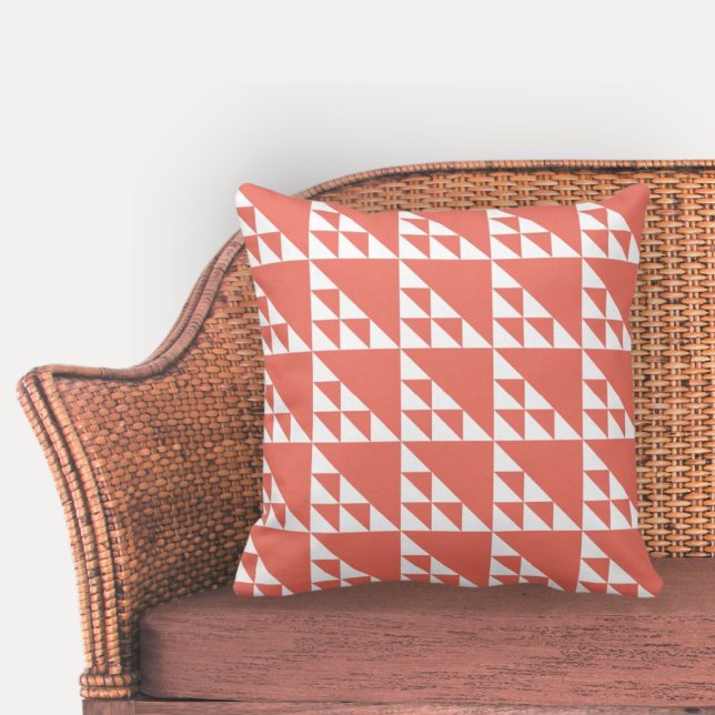 Elegante geometrische rosa und weiße Dreiecke Kissen (Elegant Geometric Pink & White Triangles Throw Pillow)