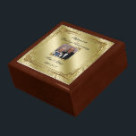 Elegante Geschenkboxen zum 50. Hochzeitstag Foto<br><div class="desc">Ein Digitalbcon-Bilddesign mit einem Goldfarbenthema und einer Vielzahl von Sonderbildern, Formen, Mustern, Stilen und Schriftart in dieser einzigartigen Geschenkboxen zum "Golden Wedding Anniversary". Dieses farbenprächtige und elegante Design kommt mit individuell anpassbaren Foto-Einfügen und Textschrift zu Ihrem Anzug Ihre besondere Veranstaltung. Das ist das perfekte Geschenk für den Jubiläumscoupel oder jeden...</div>