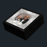 Elegante Geschenkboxen zum 60. Hochzeitstag Foto<br><div class="desc">Ein Digitalbcon-Bilddesign mit platinsilberfarbenem Design und geblüht Design-Design mit einer Vielzahl von individuellen Bildern, Formen, Mustern, Stilen und Schriftart in dieser einzigartigen Foto-Geschenkboxen "Elegant Diamond Wedding Anniversary". Dieses farbenprächtige und elegante Design ist mit individuell anpassbaren Foto-Einfügemitteln und Textschreibungen zum Anzug Ihres eigenen besonderen Anlasses und ist sicher, das perfekte Geschenk...</div>