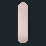 Elegante Girly Rose Gold Pink Glitzer Ombre Skateboard<br><div class="desc">Dieses elegante und schicke Design ist perfekt für die trendige und stilvolle Frau. Es verfügt über ein Imitat gedruckt Rose Rosa und Rose Gold Glitzer und Farbe ombre Farbverlauf. Es ist modern, hübsch, einfach und niedlich! ***WICHTIGE HINWEIS FÜR DESIGN: Für individuelle Designanfragen, wie z.B. passende Produktanfragen, Farbänderungen, Platzierungsänderungen oder andere...</div>