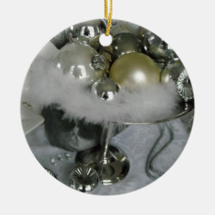 Elegante Glasbälle auf einem silbernen Sockel Keramikornament