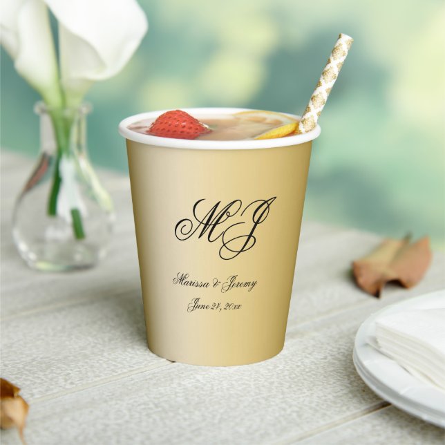 Elegante Gold Black Monogram Script Hochzeit Pappbecher (In Situ)