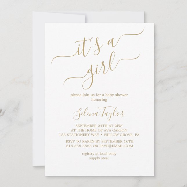 Elegante Gold Calligraphy | Es ist eine Girl Baby  Einladung (Vorderseite)