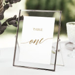 Elegante Gold Calligraphy Table One Tischnummer<br><div class="desc">Dieser elegante Goldkalligraphie-Tisch eine Tischnummer ist perfekt für eine einfache Hochzeit. Das neutrale Design besticht durch eine minimalistische Karte, die mit romantischen und skurrilen Imitaten mit Goldfolien-Typografie dekoriert ist. Die Karte druckt auf der Vorder- und Rückseite (beidseitig). Andere Tischnummern in der Sammlung werden separat verkauft. Bitte beachten Sie: Dieses Design...</div>