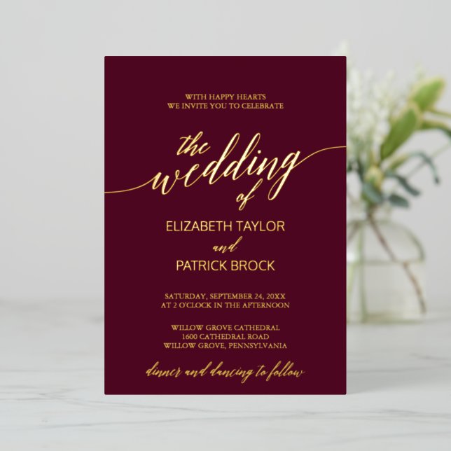 Elegante Gold Foil Calligrafy | Burgundy Wedding Folieneinladung (Stehend vorne)