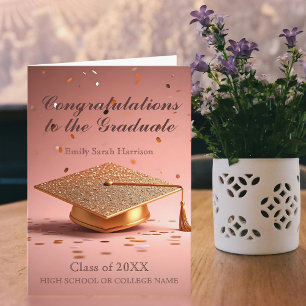 Elegante Gold Graduation Cap mit Confetti auf Rosa Karte