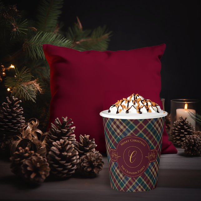 Elegante Gold Monogram Karierter Weihnachtsfeierta Pappbecher (Elegant Gold Monogram Holly and Berries and Rich Dark Plaid Christmas Holiday Paper Cups)