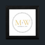 Elegante Gold Monogram Wedding Geschenkboxen<br><div class="desc">Elegantes Gold Monogramm mit schwarzem Milgrain. Die gepunktete Grenze erinnert an Milchkorn,  eine Schmuckdetailtechnik,  die häufig für Verlobung und Hochzeitsringe eingesetzt wird. Die Milkorngrenze verleiht dieser mit Monogramm Sake-Geschenkboxen einen modernen und eleganten Stil.</div>