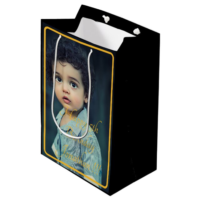 Elegante Gold Name Happy Birthday Medium Geschenkt Mittlere Geschenktüte (Vorderseite Schrägansicht)