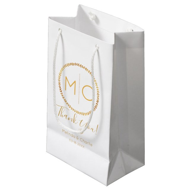 Elegante Gold Rustic Wreath Monogram Wedding Kleine Geschenktüte (Vorderseite Schrägansicht)