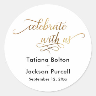 Elegante Gold Script Celebrate mit Uns Hochzeit Runder Aufkleber