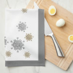 Elegante Gold & Silver Snowflakes Weihnachten Geschirrtuch<br><div class="desc">Küchenhandtuch mit funkelnd Silberschneeflocken auf weißem Wintergrund, in Silbergrau geschnitten.</div>