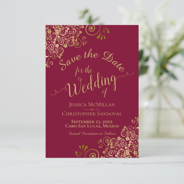 Elegante Goldcurls auf Burgunder Maroon Hochzeit Save The Date (Stehend Vorderseite)