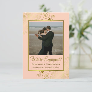 Elegante Goldcurls auf Coral Peach Foto Verlobung Ankündigung