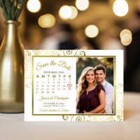 Elegante Goldcurls auf dem White Calendar Foto Hoc