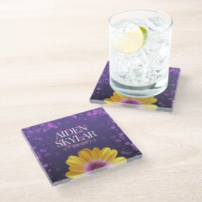 Elegante Golden Daisy mit Lila Glitzer Hochzeit Glasuntersetzer (Schrägansicht)