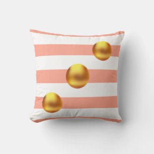 Elegante goldene Kugeln auf rosa-weiß gestreift Kissen
