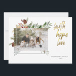 Elegante Goldkalligraphie Drei Foto Weihnachten<br><div class="desc">Design zeigt Ihre Foto Collage gegen Weihnachten heiligen Blumen und einen modernen Rahmen. Der Glaube,  die Hoffnung,  die Liebe in gebürstetem Gold-Kalligraphie Set es für die Feriensaison 2021 ab. Passen Sie Ihren Namen,  das Jahr und das Foto einfach an Ihren eigenen an.</div>